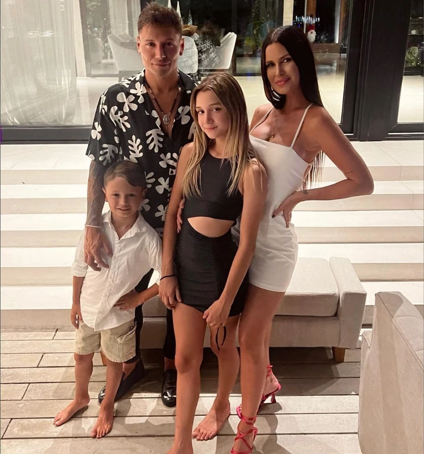 Natalie Weber y Mauro Zárate con sus hijos