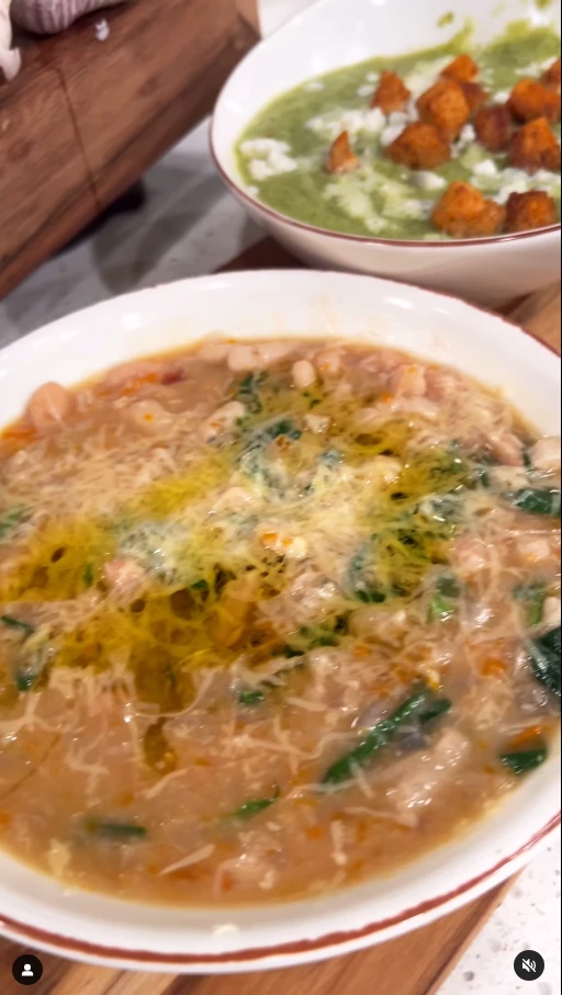 Sopa toscana de vegetales, porotos y parmesano