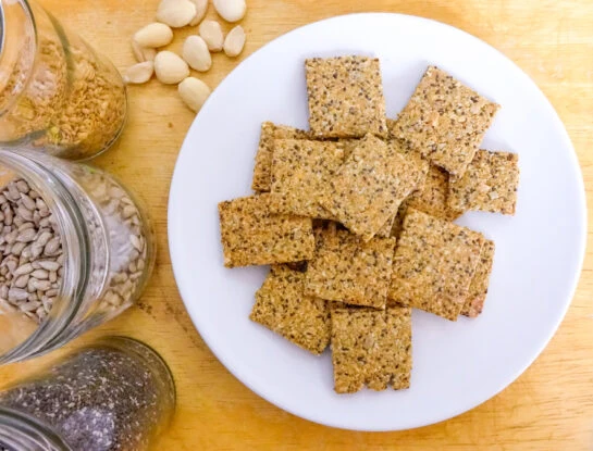 Crackers de semillas 100% caseras: la receta más fácil para hacer en casa