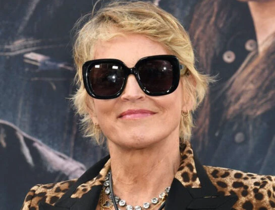 Sharon Stone impactó con el look sastrero animal print que todas amamos