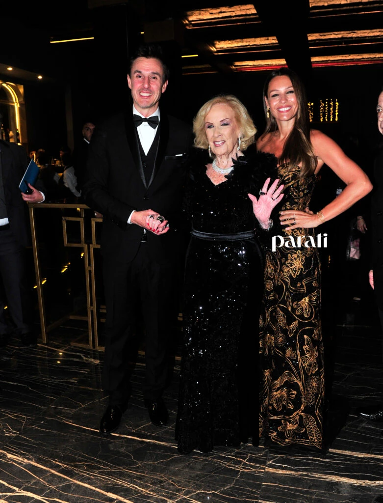Mirtha Legrand en la gala de Asociar, posa junto a Pampita y Roberto García Moritán. Foto RS Fotos