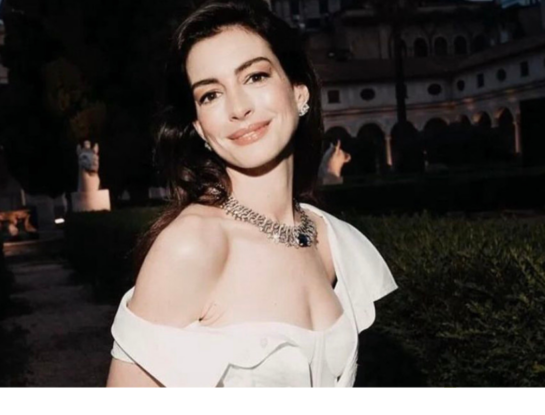 Anne Hathaway y su vestido “low cost” que se agotó en menos de una hora