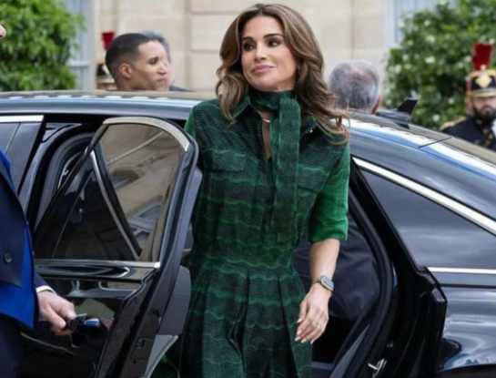 Rania de Jordania nos adelanta la cartera más deseada del próximo verano 2025