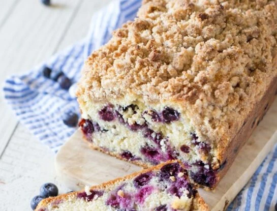 Torta húmeda de limón y frutos rojos: una receta perfecta para desayunar o tomar mates