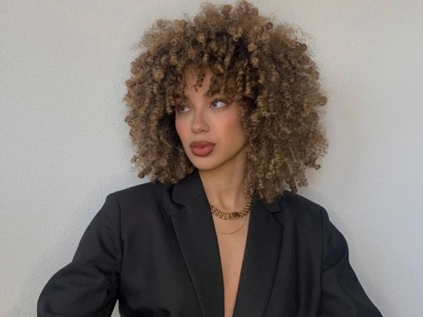 Cuál es el corte de pelo que más beneficia a los cabellos enrulados