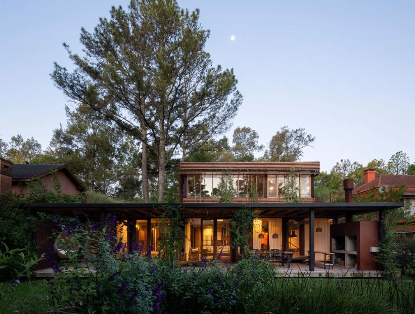 Una casa sustentable en Los Cardales que se esconde entre los árboles