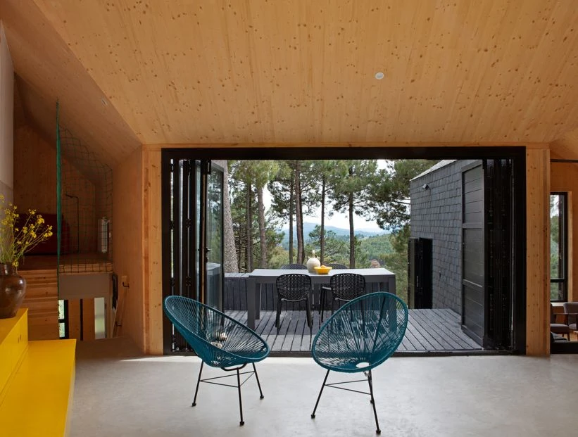 Una casa moderna con vistas soñadas y diseño sostenible