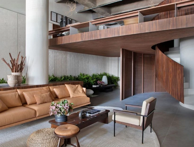 Un loft moderno con la madera oscura como hilo conductor