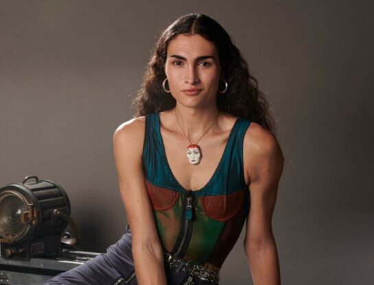 Mina Serrano, la actriz que da vida a Cris Miró en la biopic: "Hay una valentía, un atrevimiento que me inspira y me hace ser mejor"