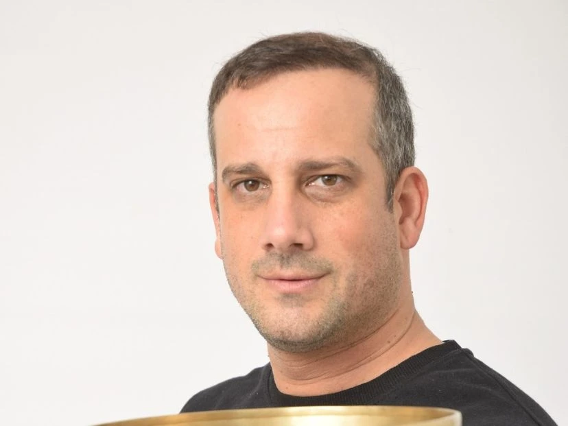 Damián Huala y su trabajo con cuencos tibetanos en chicos con cáncer: "Es un gran distractor del dolor, generan relajación y calma" foto: ig