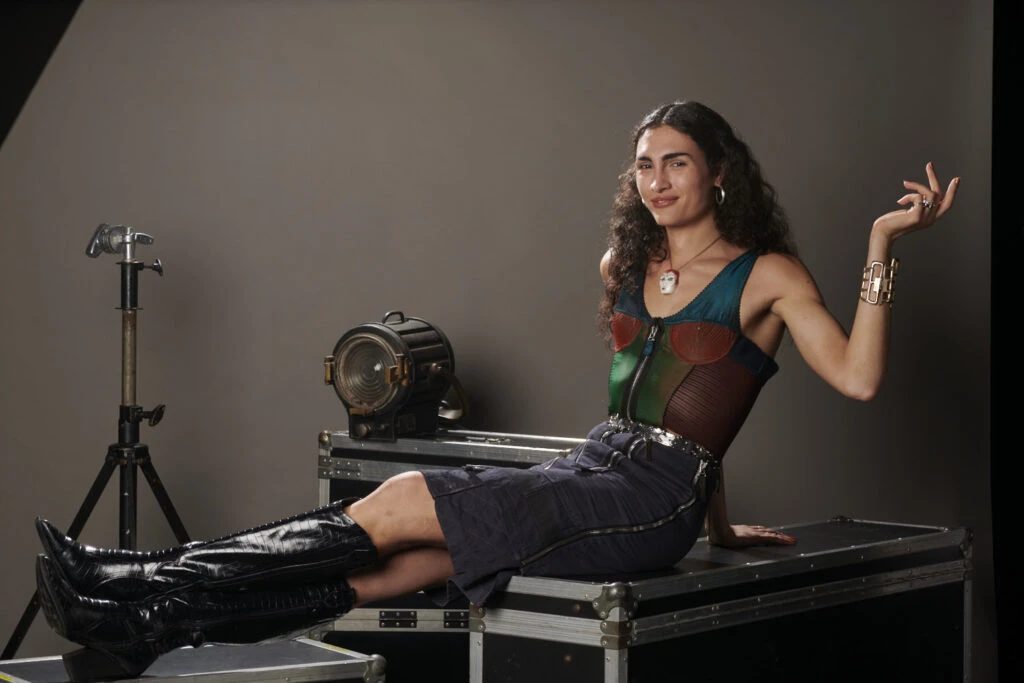 Mina Serrano, la actriz que da vida a Cris Miró en la biopic: "Hay una valentía, un atrevimiento que me inspira y me hace ser mejor"