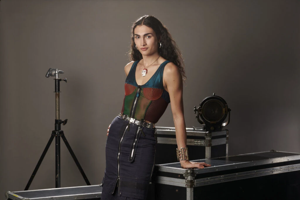 Mina Serrano, la actriz que da vida a Cris Miró en la biopic: "Hay una valentía, un atrevimiento que me inspira y me hace ser mejor"