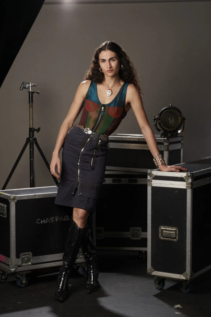 Mina Serrano, la actriz que da vida a Cris Miró en la biopic: "Hay una valentía, un atrevimiento que me inspira y me hace ser mejor"