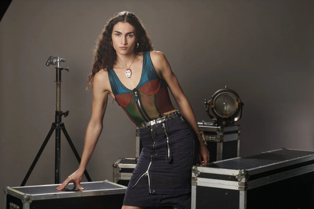 Mina Serrano, la actriz que da vida a Cris Miró en la biopic: "Hay una valentía, un atrevimiento que me inspira y me hace ser mejor"