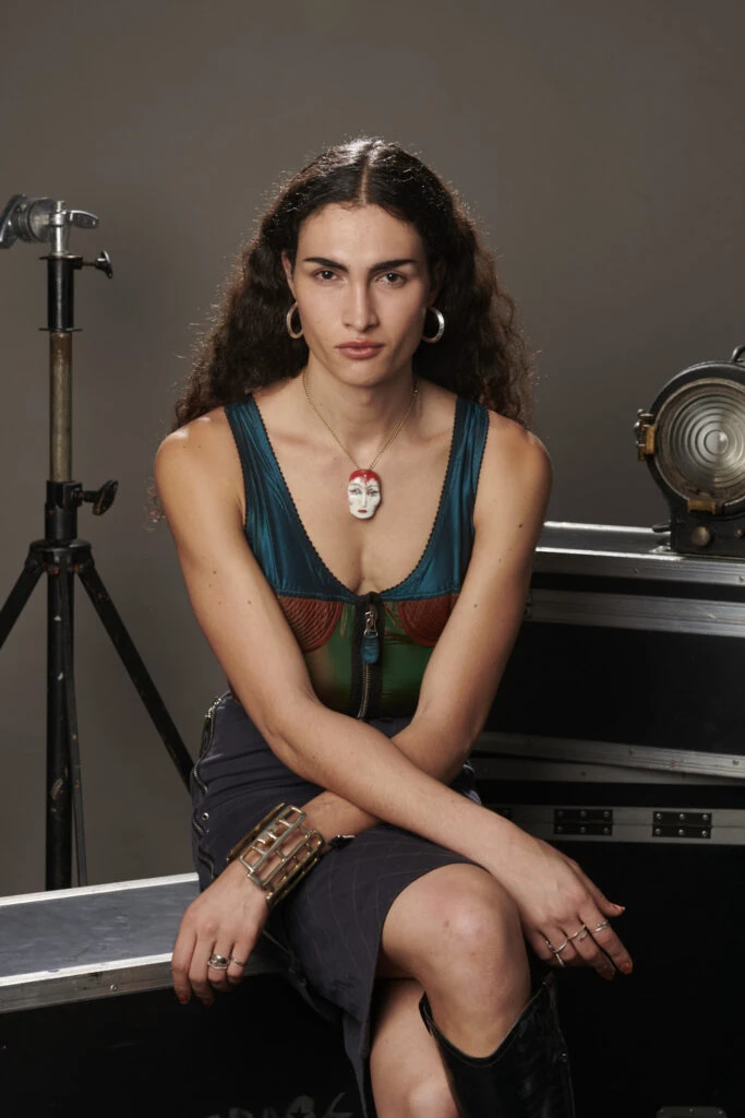 Mina Serrano, la actriz que da vida a Cris Miró en la biopic: "Hay una valentía, un atrevimiento que me inspira y me hace ser mejor"