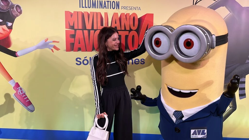 Evangelina Anderson apostó por un look black & white y acertó. Foto RS Fotos.