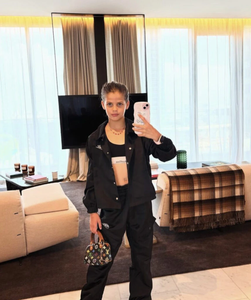 La hija de Wanda Nara y Mauro Icardi con su look más fashionista. Foto: Instagram. 