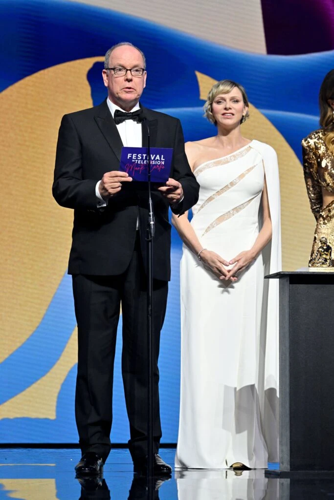 Charlène, deslumbrante llevó un diseño con transparencias de Elie Saab