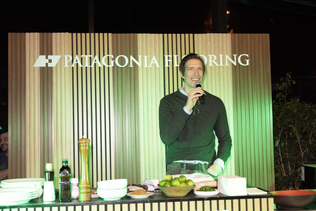 Iván de Pineda en la apertura de Patagonia Flooring Escobar.