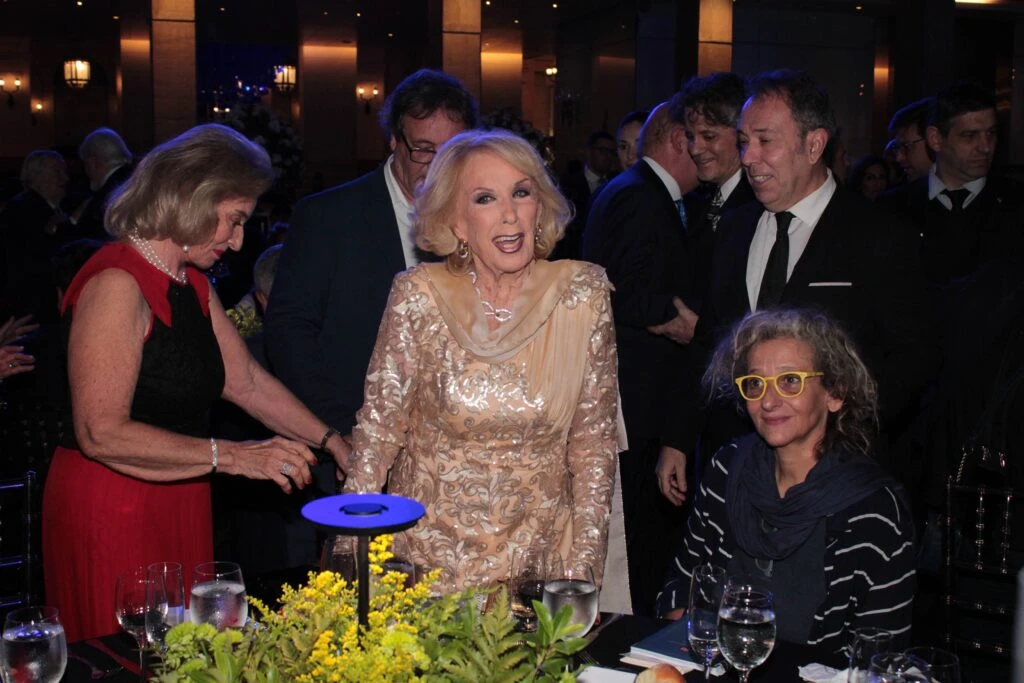 Mirtha Legrand eligió el dorado para cena anual de la Fundación Dr. Juan A. Fernández