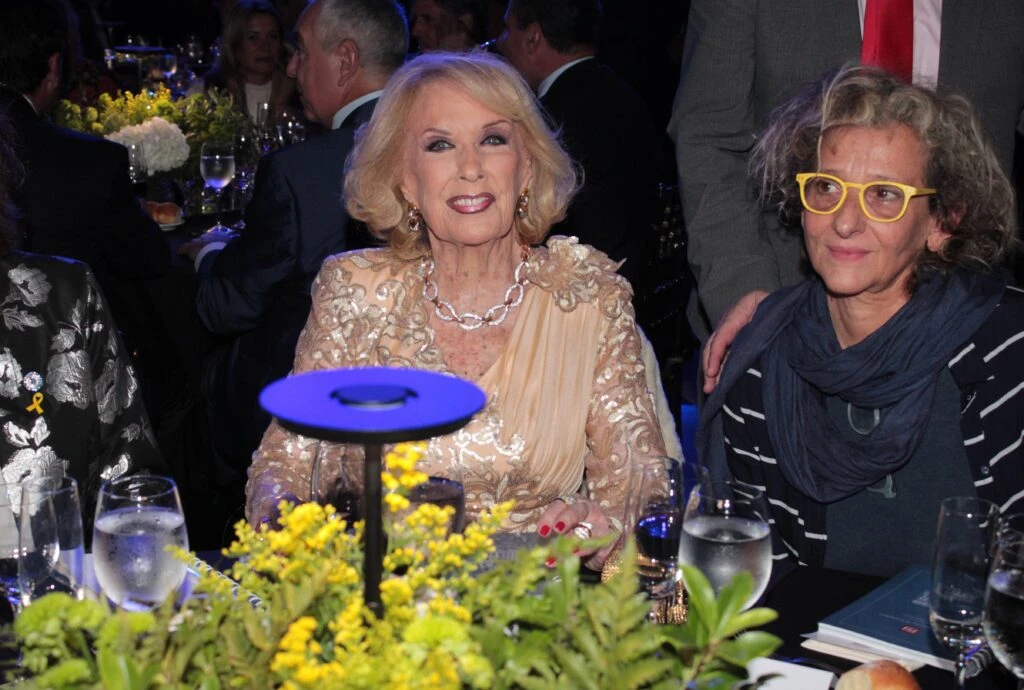 Mirtha Legrand eligió el dorado para cena anual de la Fundación Dr. Juan A. Fernández