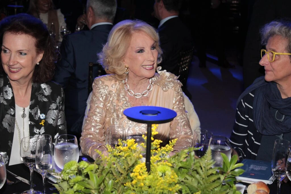 Mirtha Legrand eligió el dorado para cena anual de la Fundación Dr. Juan A. Fernández