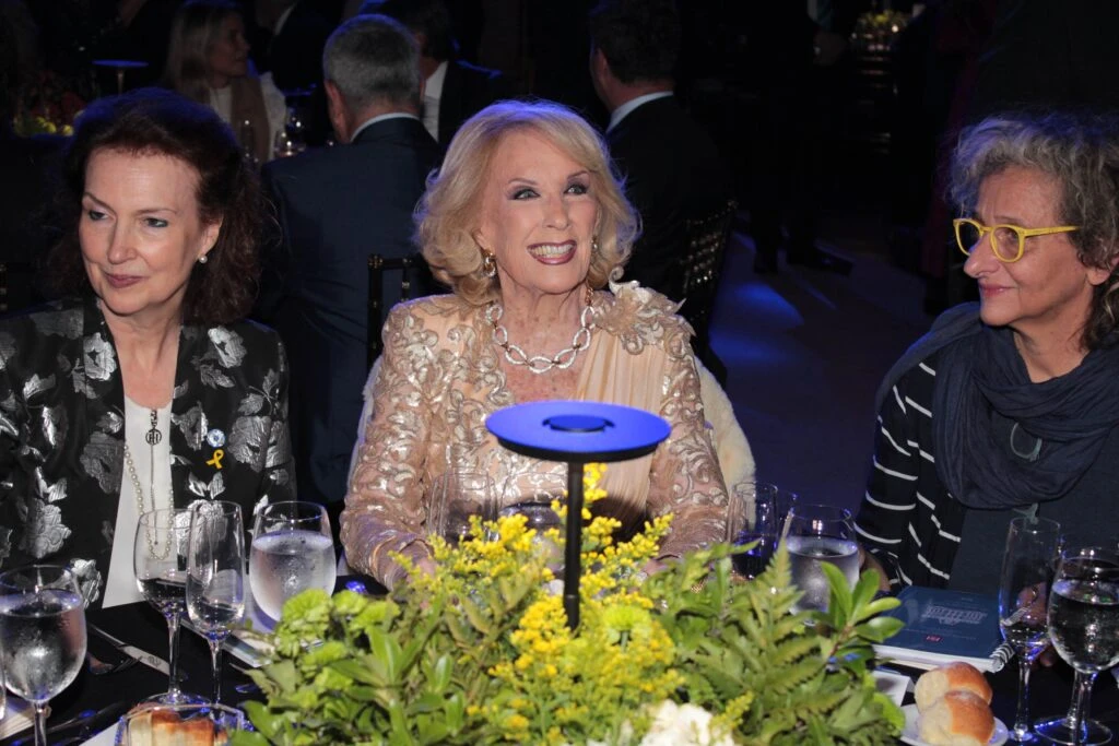 Mirtha Legrand eligió el dorado para cena anual de la Fundación Dr. Juan A. Fernández