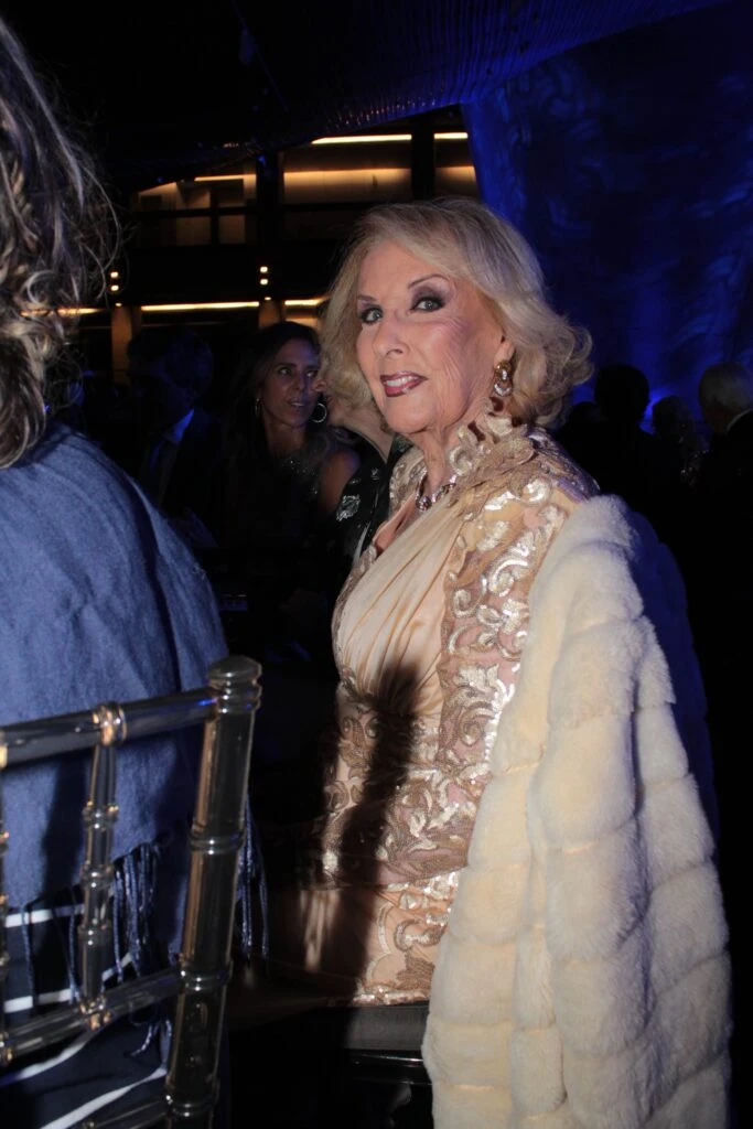 Mirtha Legrand eligió el dorado para cena anual de la Fundación Dr. Juan A. Fernández