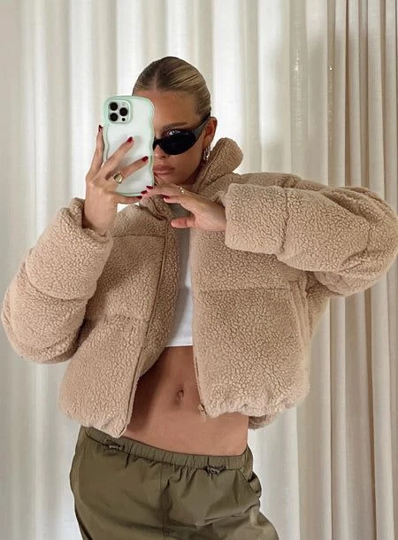 Alerta tendencia: estas camperas con corderito son las más elegidas del invierno