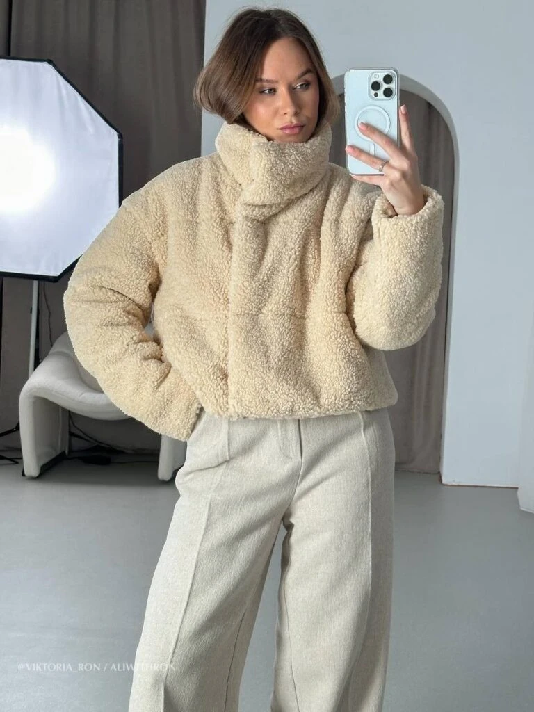 Alerta tendencia: estas camperas con corderito son las más elegidas del invierno