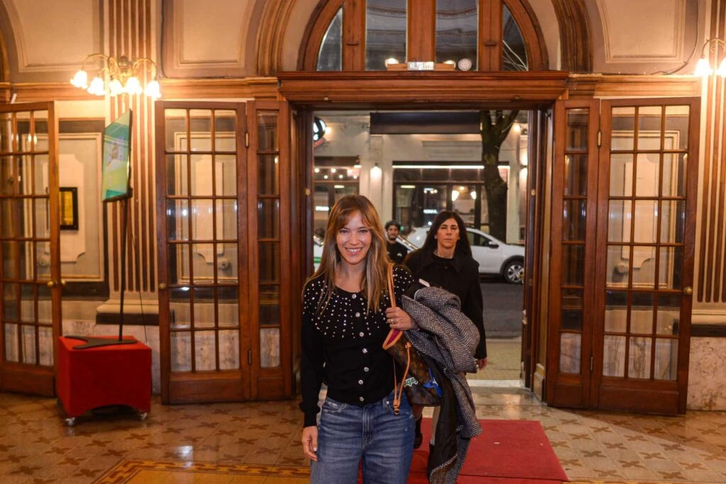 Luisana Lopilato fue al teatro Podestá a ver la obra de su hermano. Foto RS Fotos