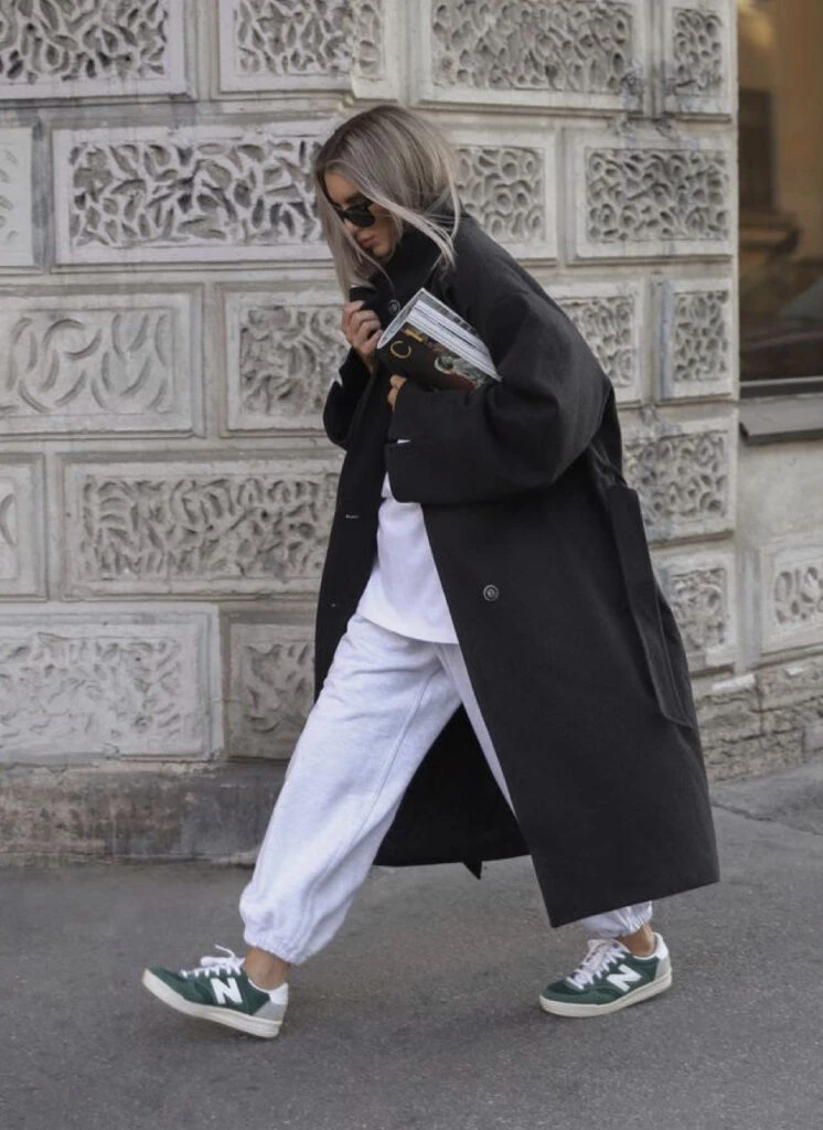 Los mejores looks con un tapado negro. Foto: Pinterest. 