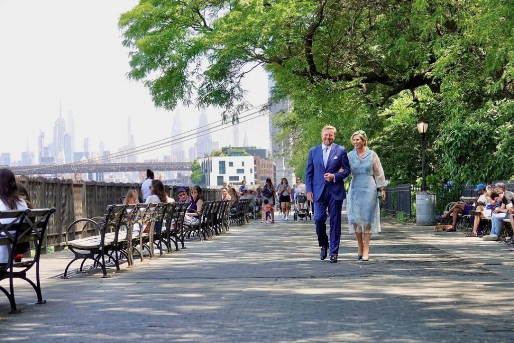 Máxima optó por un look romántico para posar frente al puente de Brooklyn