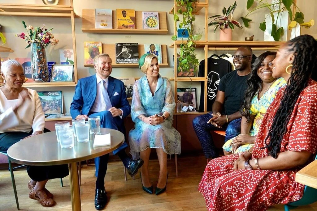 Máxima optó por un look romántico para posar frente al puente de Brooklyn