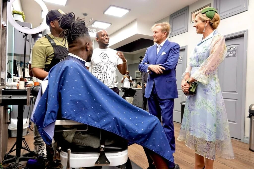 Máxima optó por un look romántico para posar frente al puente de Brooklyn