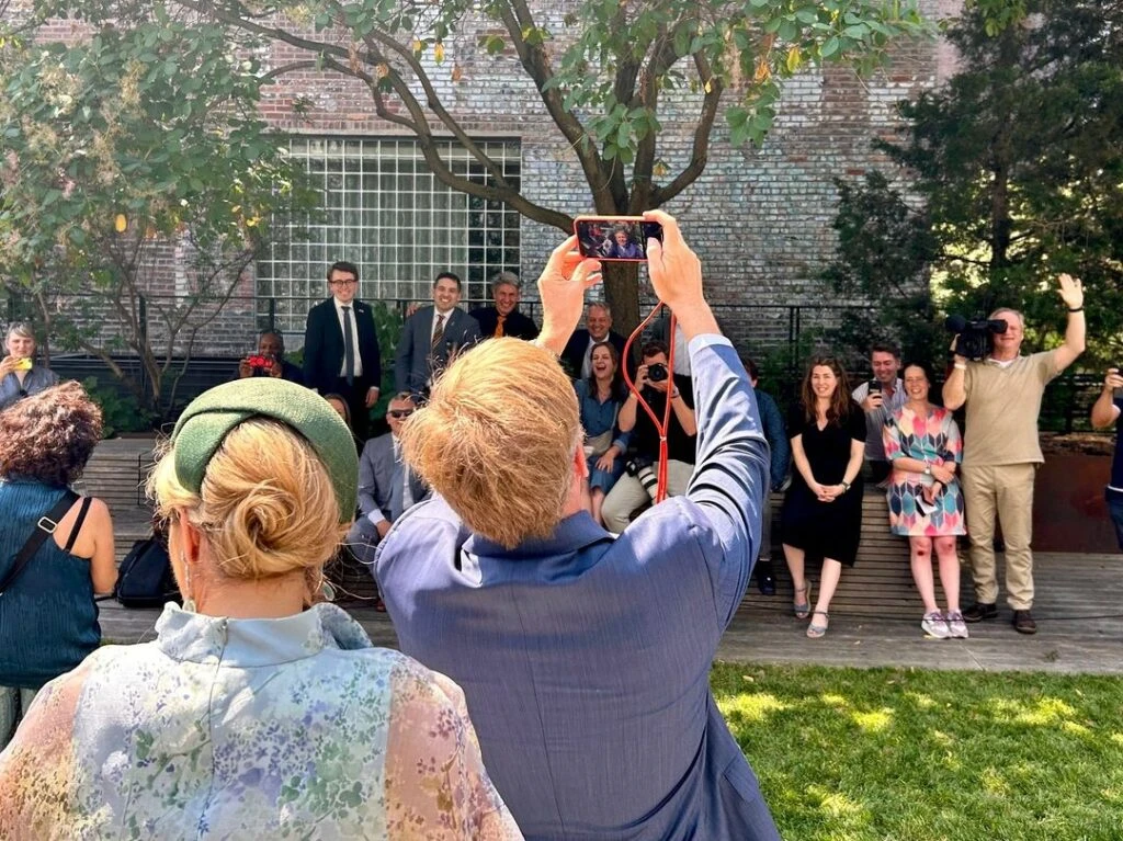 Máxima optó por un look romántico para posar frente al puente de Brooklyn