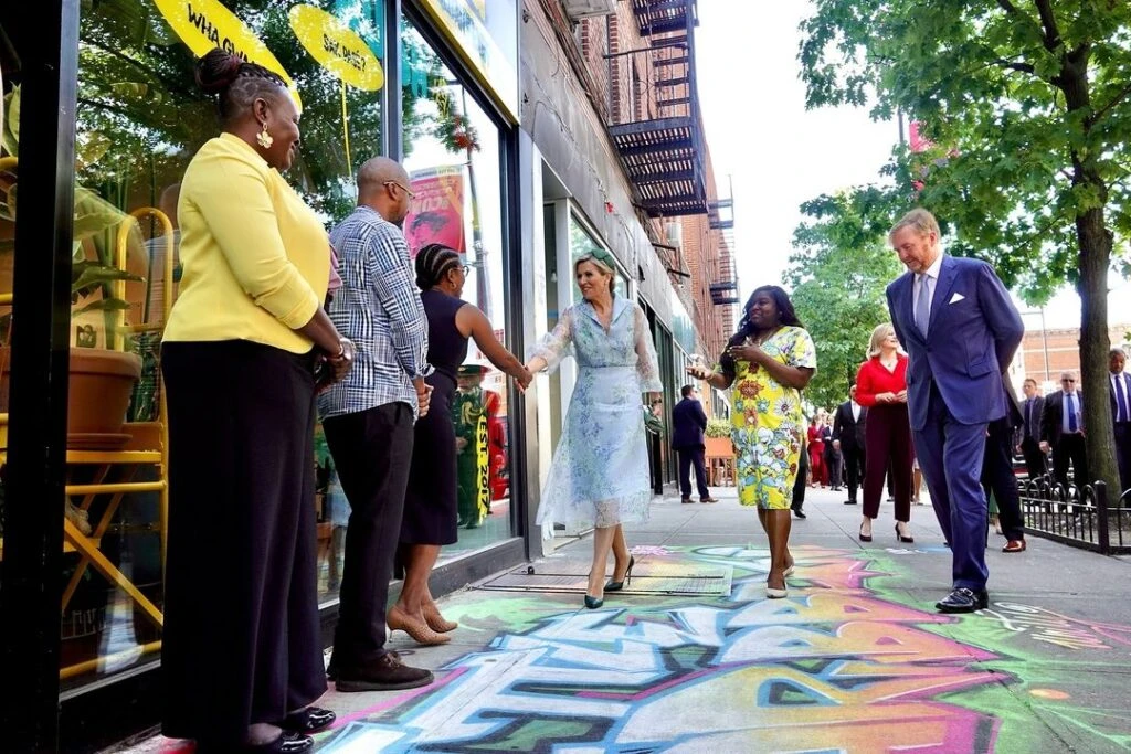 Máxima optó por un look romántico para posar frente al puente de Brooklyn
