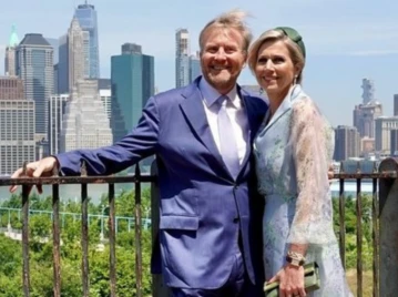 Máxima optó por un look romántico para posar frente al puente de Brooklyn