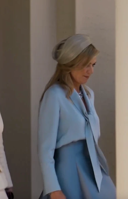 Máxima volvió a deslumbrar en celeste y confirma que es su nuevo favorito