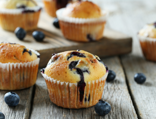Muffins de coco y arándanos: la receta sin harina ni azúcar