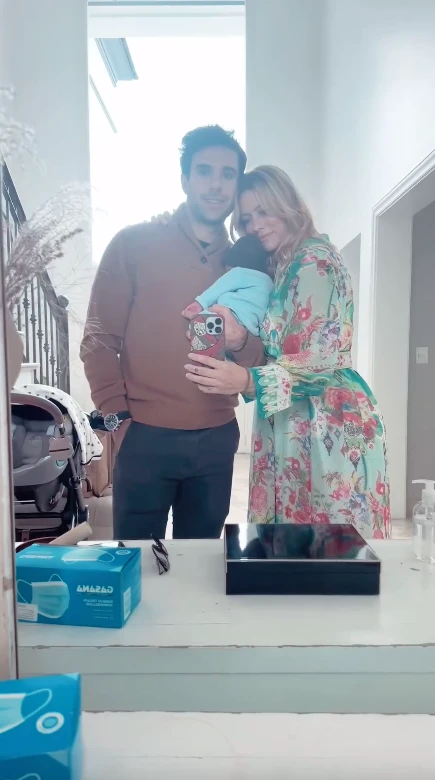 Nicole Neumann compartió las fotos íntimas del nacimiento de Cruz Urcera