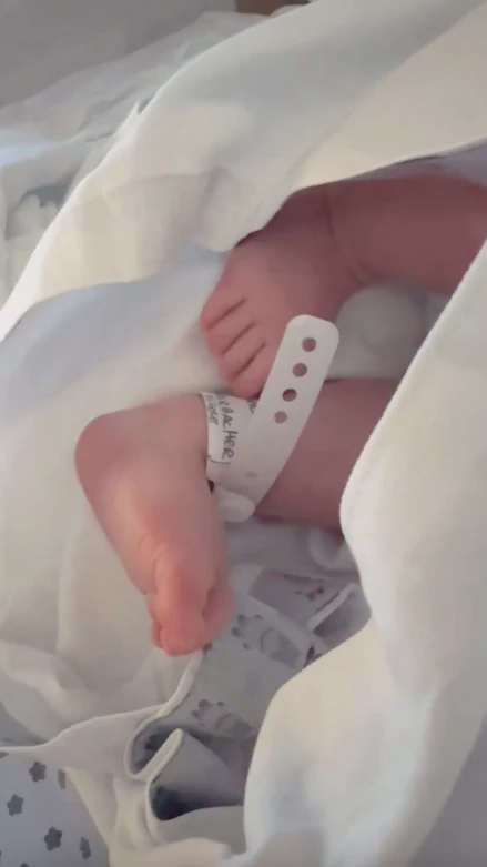 Nicole Neumann compartió las fotos íntimas del nacimiento de Cruz Urcera