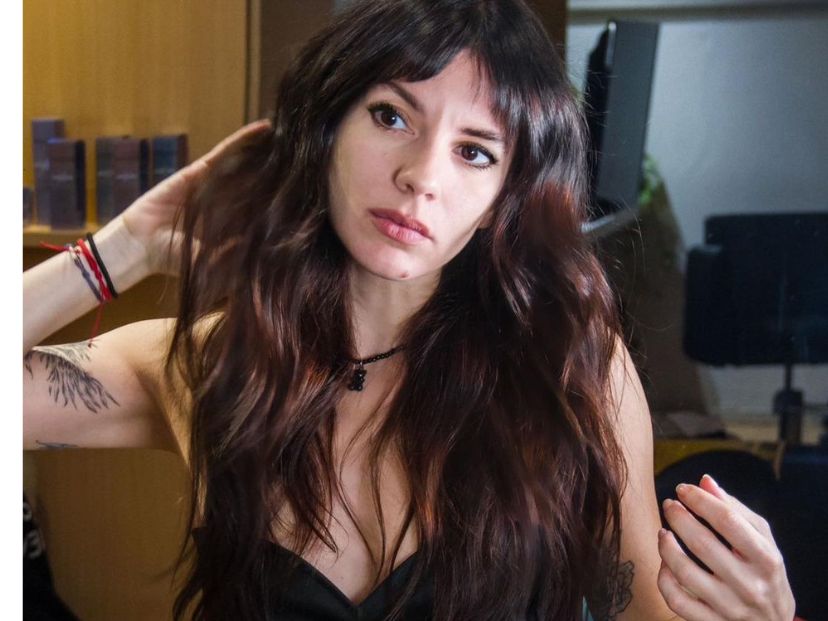 Vestido lencero y abrigo furry: el sofisticado look nocturno de Gime Accardi