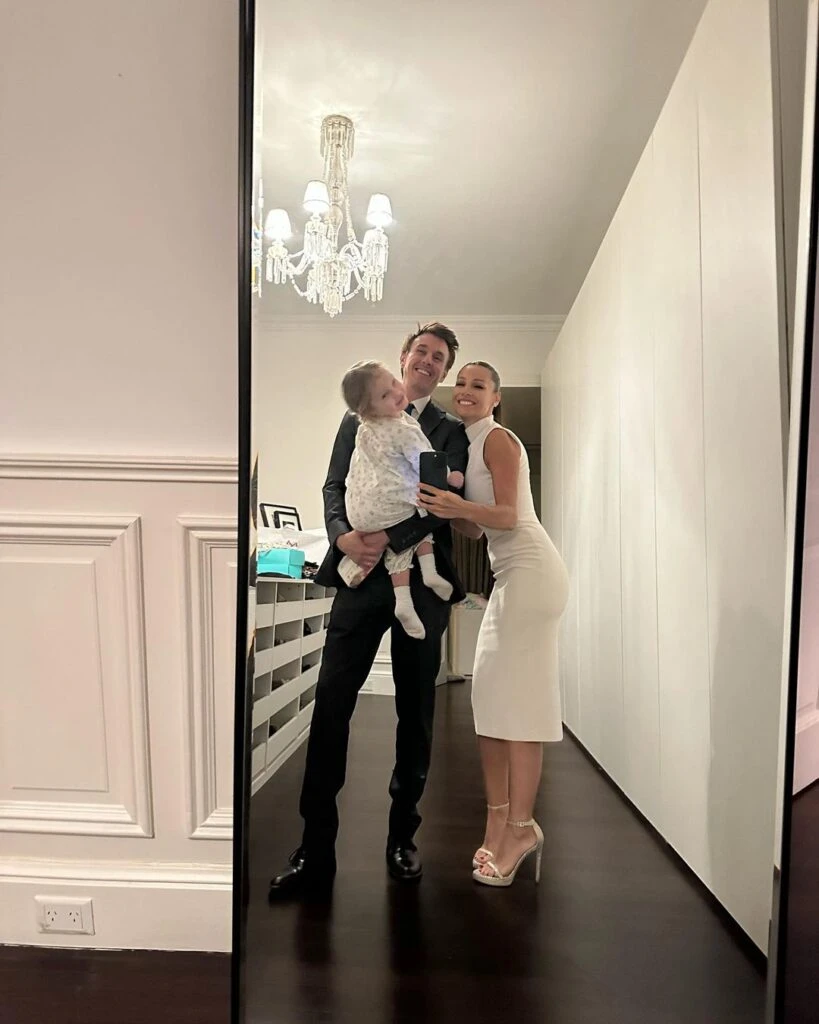 Pampita optó por un clean look y dio cátedra de elegancia en un cocktail