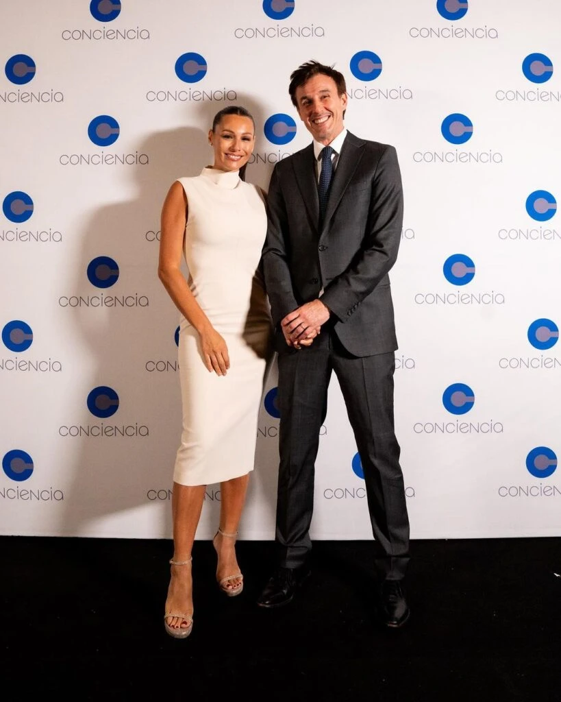 Pampita optó por un clean look y dio cátedra de elegancia en un cocktail