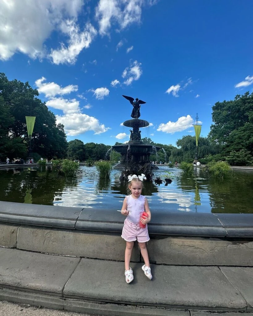 Pampita y su look neo romántico para recorrer Nueva York