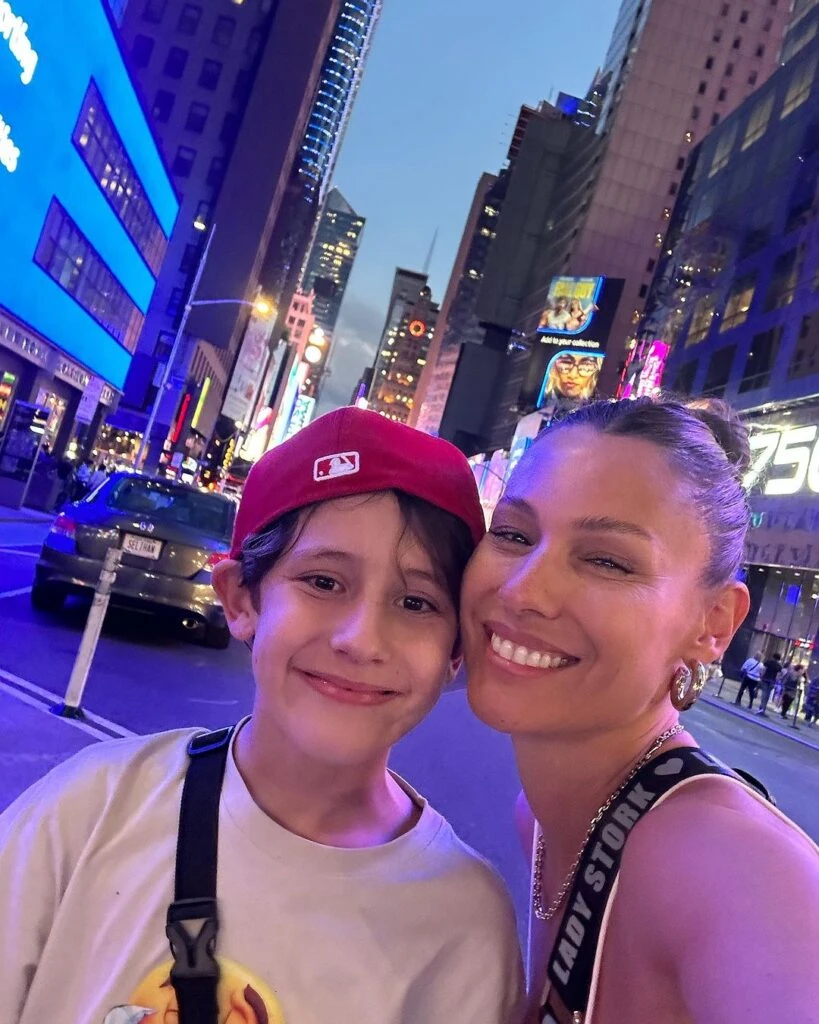 Pampita y su look neo romántico para recorrer Nueva York