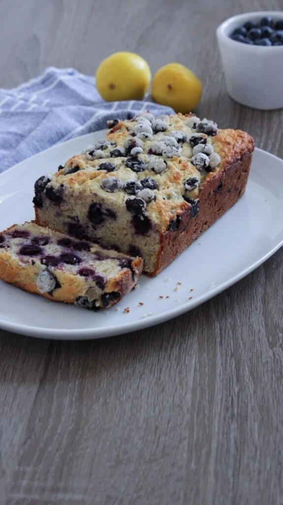 Torta húmeda de limón y frutos rojos: una receta perfecta para desayunar o tomar mates