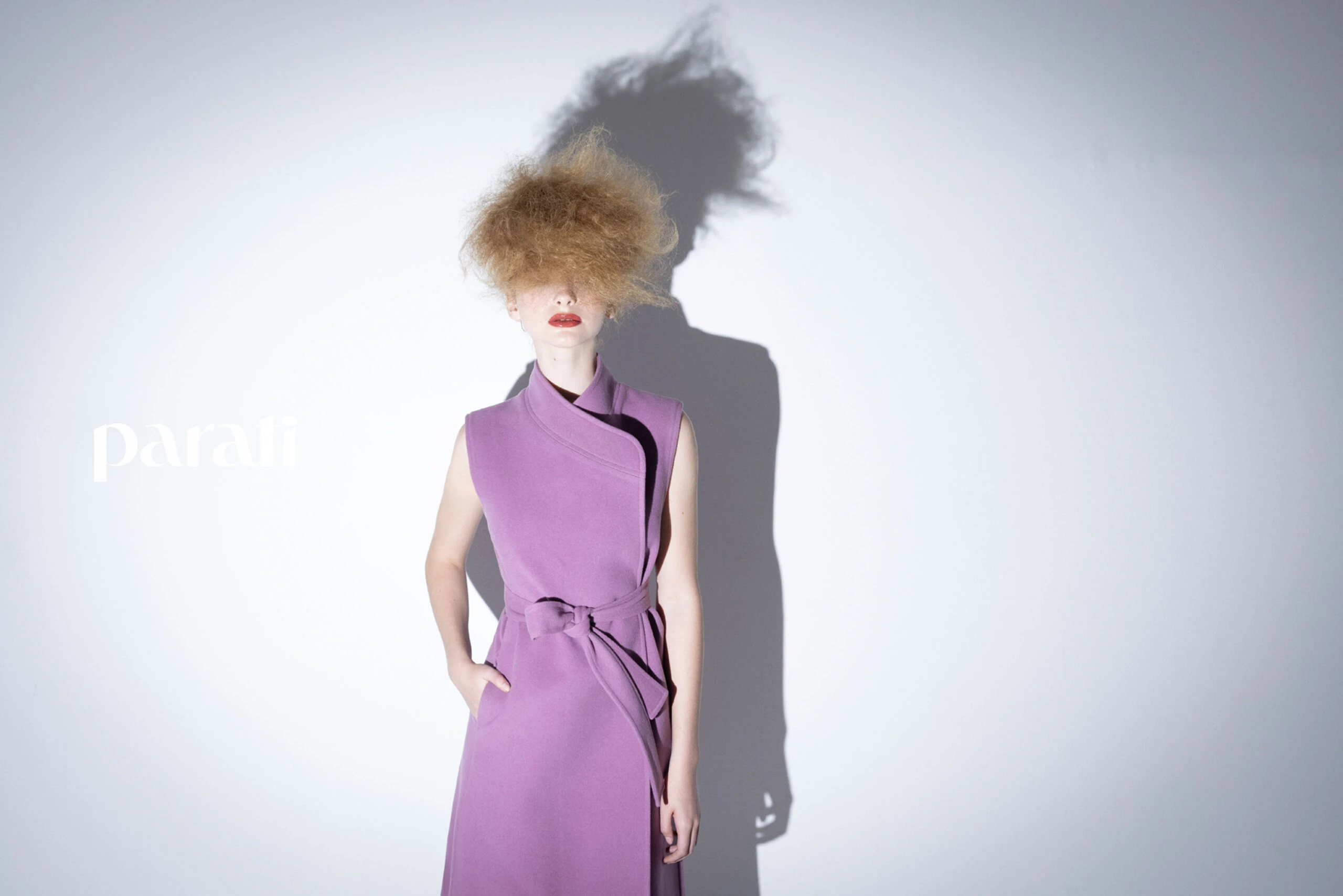 Robe manteau
Para la tapa el elegido continúa con la misma estética de los tapados. Se trata de un chaleco con lazo que cruza armando
un cuello que recuerda a los diseños japoneses minimalistas. La silueta es elongada en un color femenino y dulce. Una imagen rotunda, poderosa y llamativa.
Chaleco de paño con lazo @bluesheepba