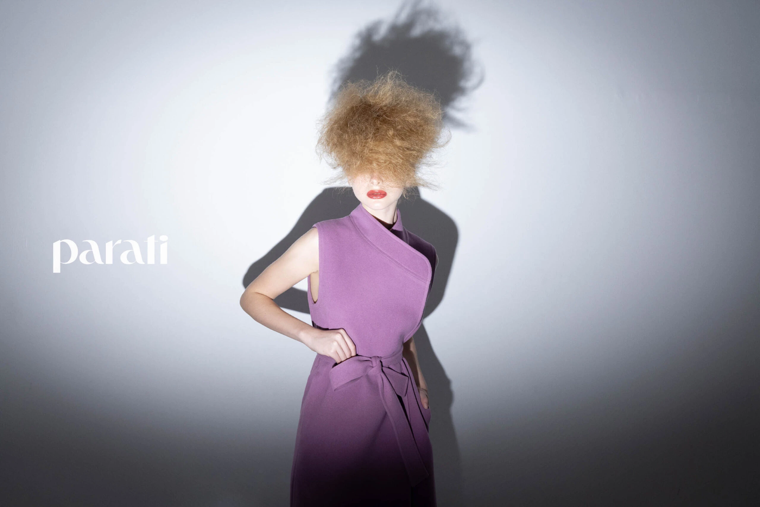 Robe manteau. Se trata de un chaleco con lazo que cruza armando un cuello que recuerda a los diseños japoneses minimalistas. La silueta es elongada en un color femenino y dulce. Una imagen rotunda, poderosa y llamativa. Chaleco de paño con lazo @bluesheepba